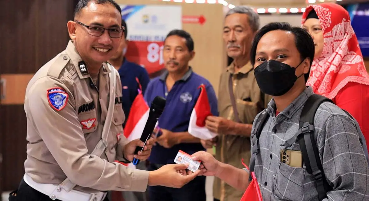 Peringati HUT ke-81 RI, Satlantas Gresik Beri 17 SIM Gratis