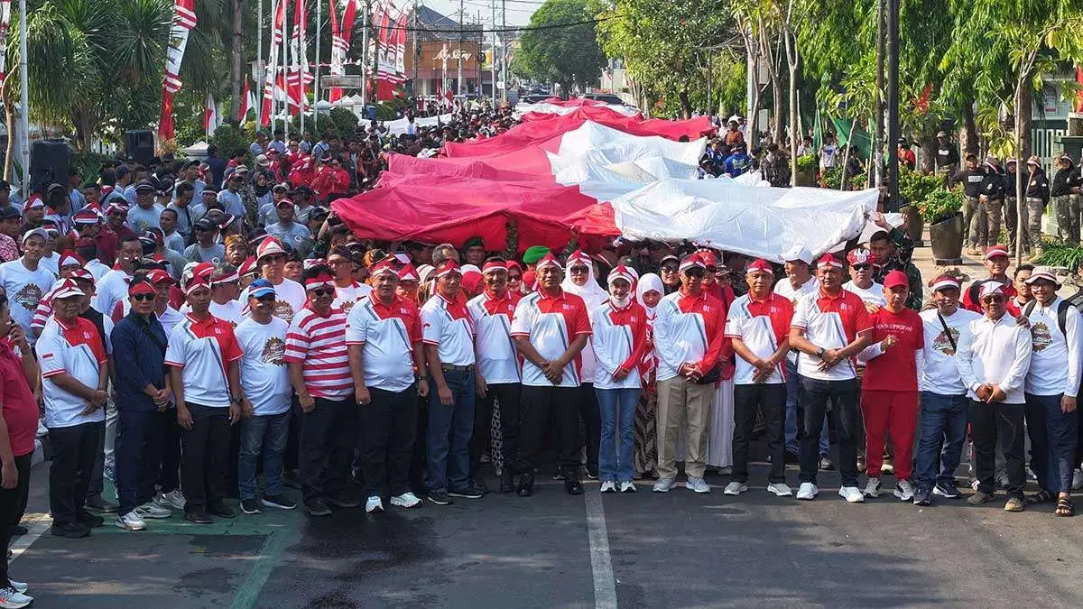 Kirab Merah Putih Raksasa Warnai HUT ke-81 RI di Kota Kediri
