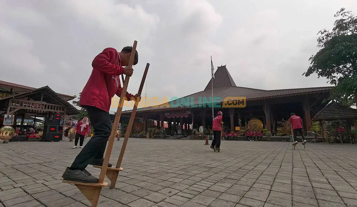Lomba permainan tradisional saat memperingati HUT ke-81 RI di Pendopo Hand Asta Sih, Kecamatan Srengat, Kabupaten Blitar. Foto: AKINA NUR ALANA/BANGSAONLINE