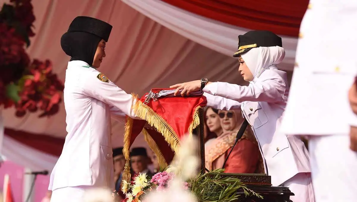 Wali Kota Kediri ketika menyerahkan bendera merah putih dalam peringatan HUT ke-81 RI.
