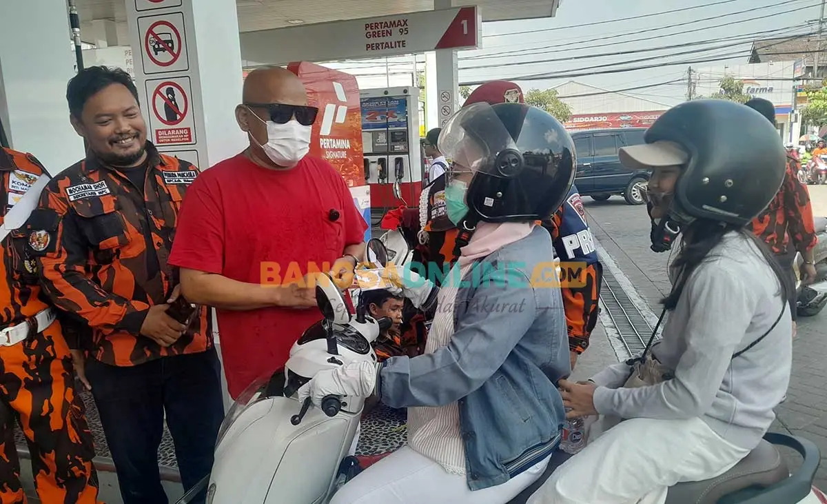 Pemuda Pancasila Sidoarjo Bagikan BBM Gratis di HUT ke-81 RI