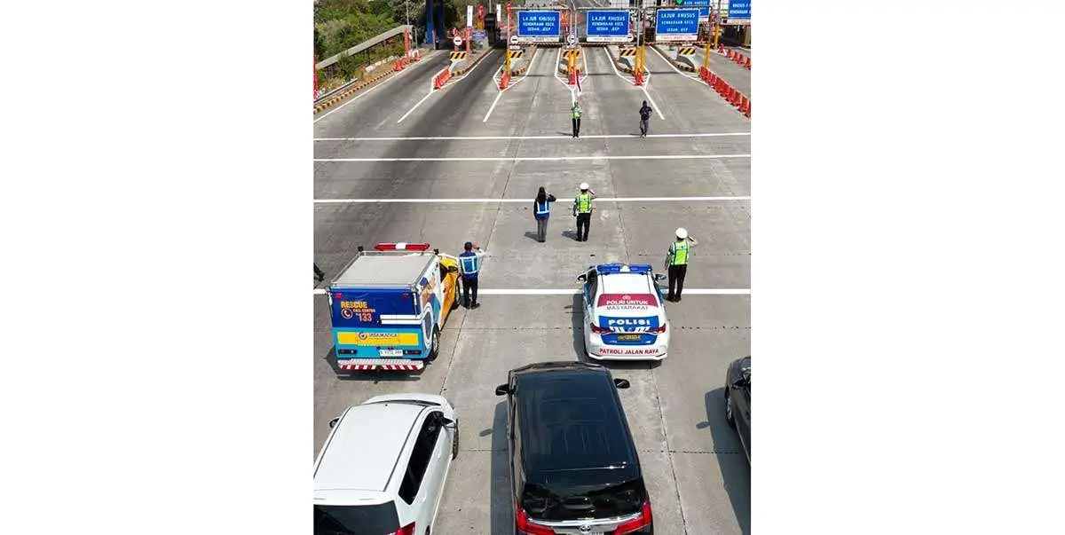 PJR Polda Jatim Gelar Upacara HUT RI di Gerbang Tol Warugunung