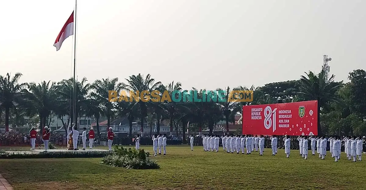 Upacara bendera dalam rangka memperingati HUT ke-81 RI di Alun-Alun Kota Madiun. Foto: HENDRO SUHARTONO/BANGSAONLINE