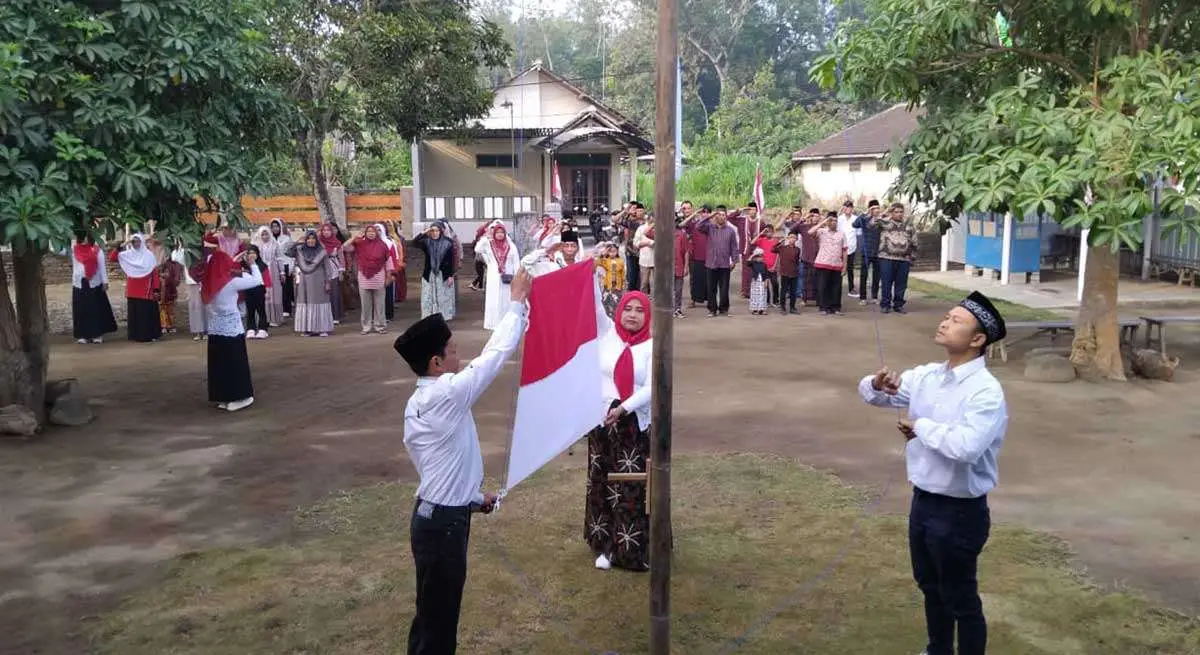 Gotong Royong Warga Jingglong Blitar Warnai Peringatan HUT ke-81 RI
