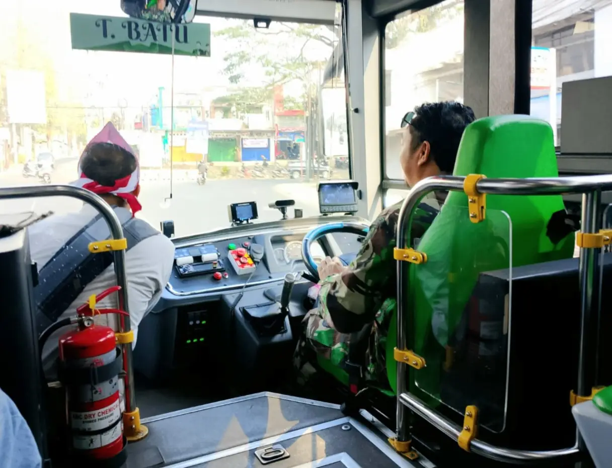 Semarak HUT ke-81 RI, Sopir Trans Jatim Batu-Malang Berpakaian Tematik, Penumpang Bebas dari Tarif