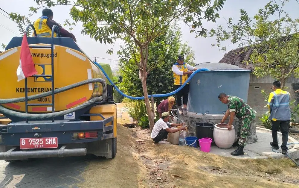 Bantu Warga Terdampak Kemarau, Babinsa Koramil Pitu Kawal Penyaluran Air Bersih di Desa Cantel