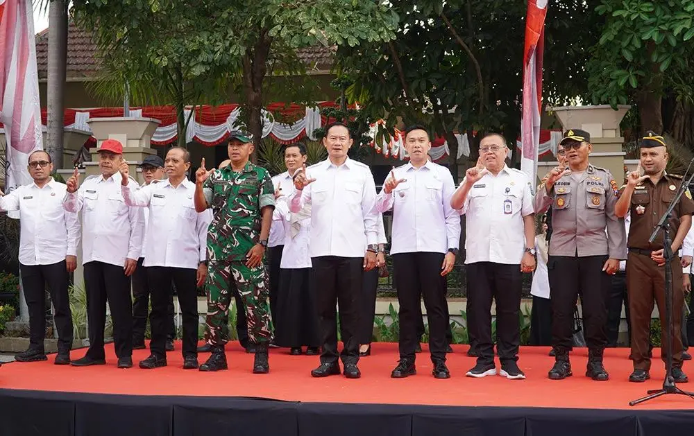 Hari Kedua Lomba Gerak Jalan HUT RI di Lamongan, Bupati Yuhronur Lepas 126 Regu Pelajar SMP-SMA