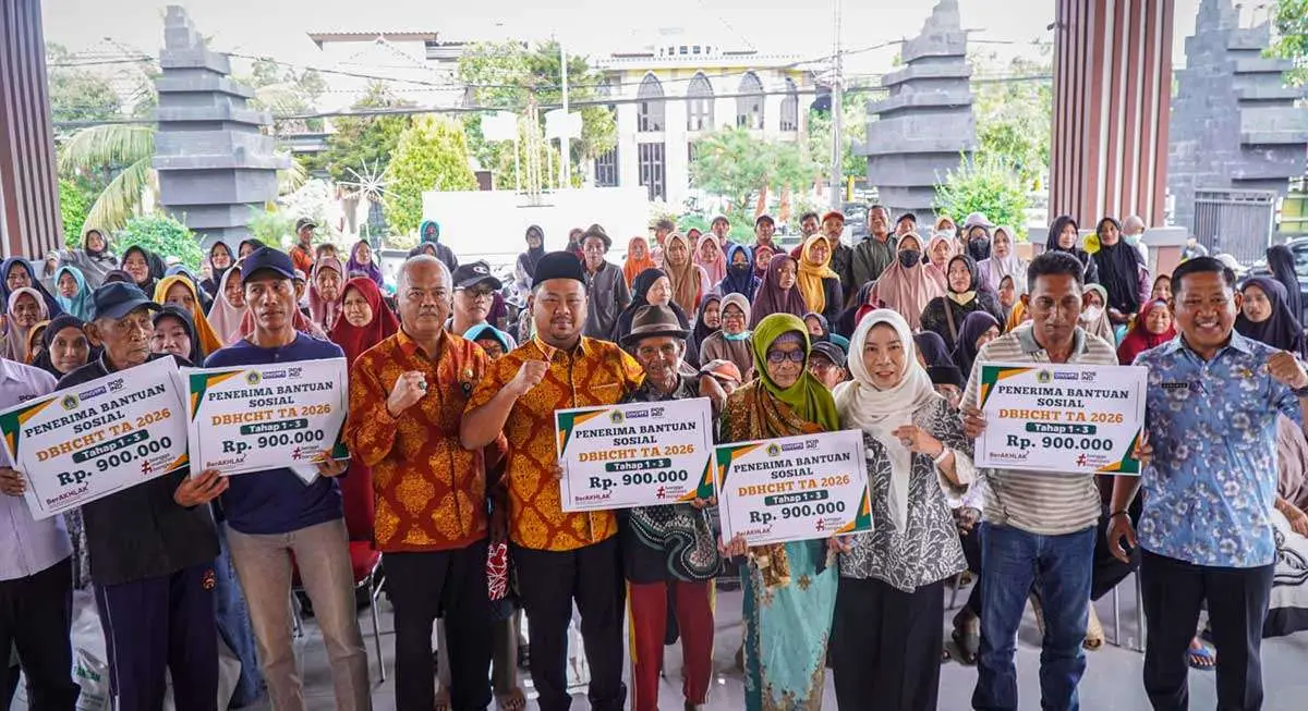 Pemkab Gresik Salurkan BLT DBHCHT dan Bantuan Pangan di Kecamatan Dukun