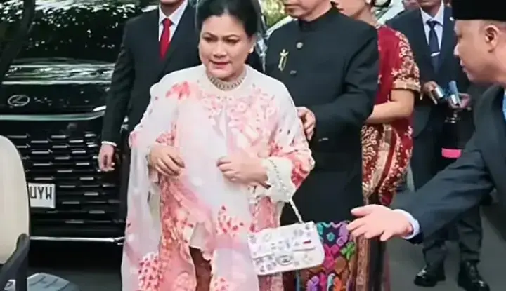 Tas Iriana Jokowi Disorot, Harganya Disebut Bisa Bangun 10 Rumah Korban Gempa NTT