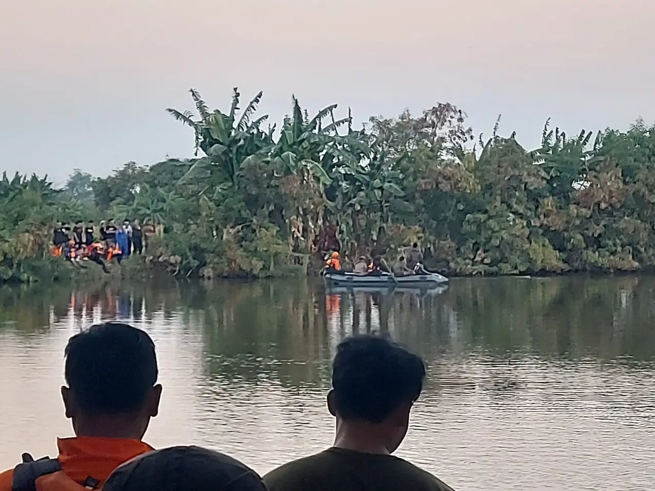 Petugas tim gabungan saat mencari korban tenggelam. foto: ist.