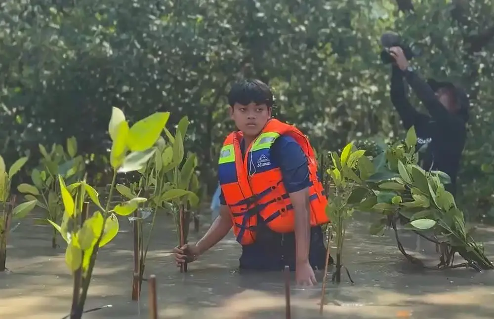 Tanam 38.000 Mangrove, Pelajar Surabaya Ukir Prestasi International Young Eco-Hero Award 2026
