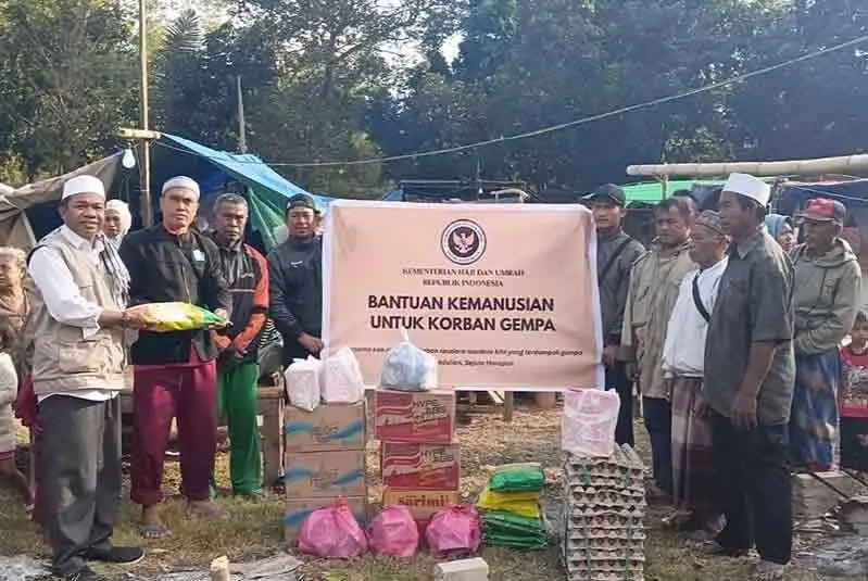 Kemenhaj Salurkan Bansos bagi Warga Terdampak Gempa NTT