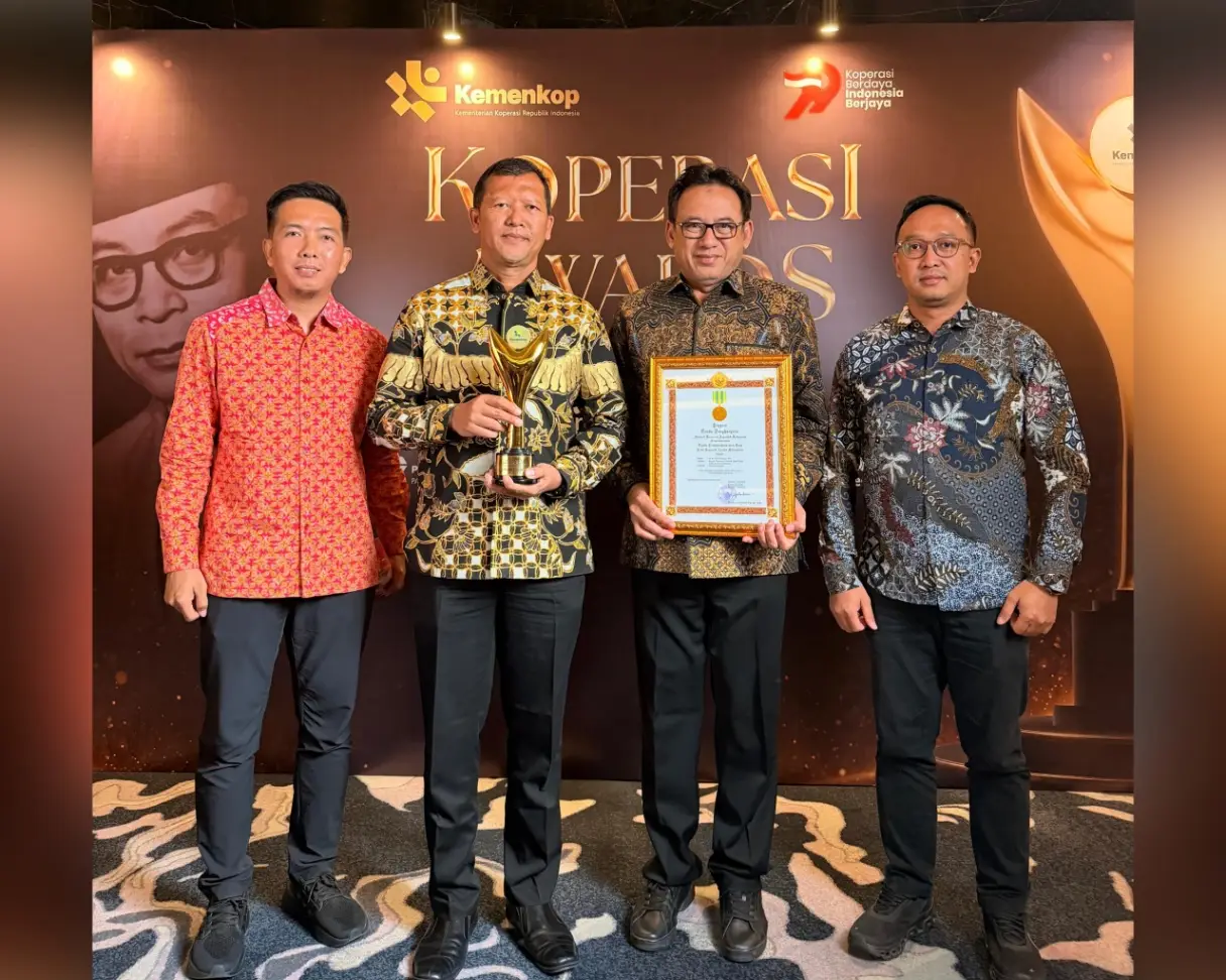 (dari kanan)Riky perwakilan Diskoperindag Pasuruan, Sekdakab Yuda, Asisten Saifudin Ahmad dan Kadiskominfo Kabupaten Pasuruan Handara


