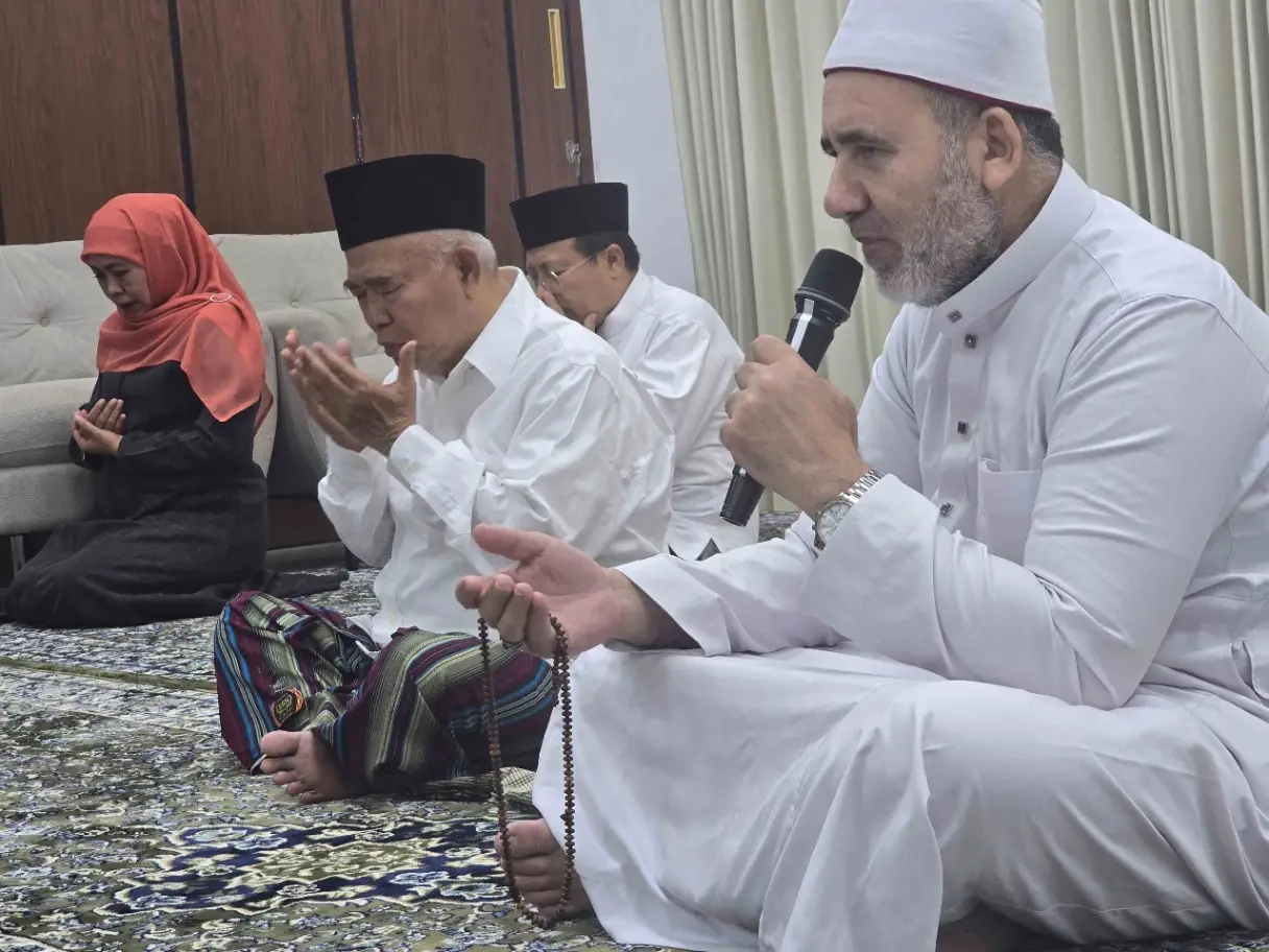 Prof Dr KH Asep Saifuddin Chalim dalam acara dalam acara Doa untuk Muktamar ke-35 NU di Aula Jaringan Santri Kiai Nasional (JKSN) Pondok Pesantren Amanatul Ummah Jalan Siwalankerto Utara Surabaya, Sabtu (22/8/2026) malam. Tampak hadir Gubernur Jawa Timur Khofifah Indar Parawansa dan Syaikh Ahmad Muhammad Mabruk dari Mesir. Foto: mma/bangsaonline
