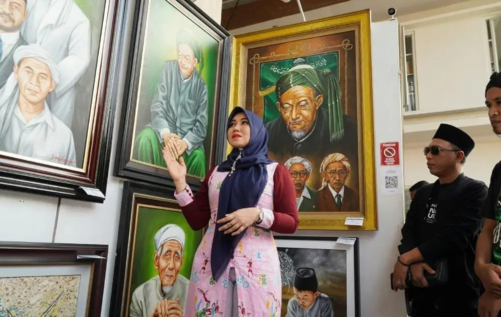 Senator Lia Istifhama saat melihat lukisan karya seniman lokal.