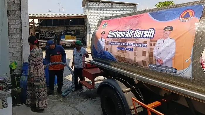 Penyaluran bantuan air bersih BPBD Gresik