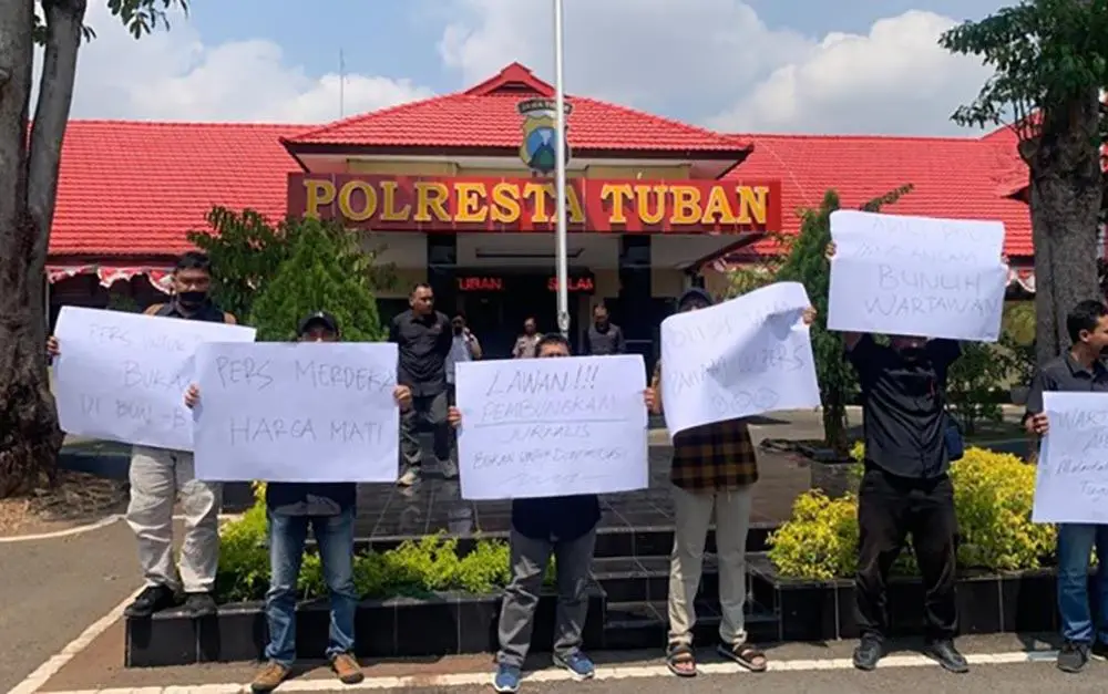Wartawan yang tergabung dalam RPS saat menggelar demo di depan Mapolresta Tuban.
