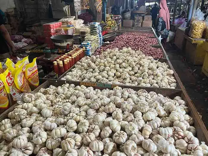 Fluktuasi Harga Sembako Surabaya Hari Ini: Bawang Putih dan Cabai Rawit Turun