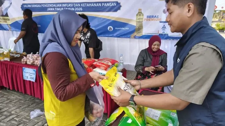 Pasar Murah Pemkab Lamongan Tekan Harga Sembako, Beras Medium Dijual Rp55 Ribu per 5 Kg