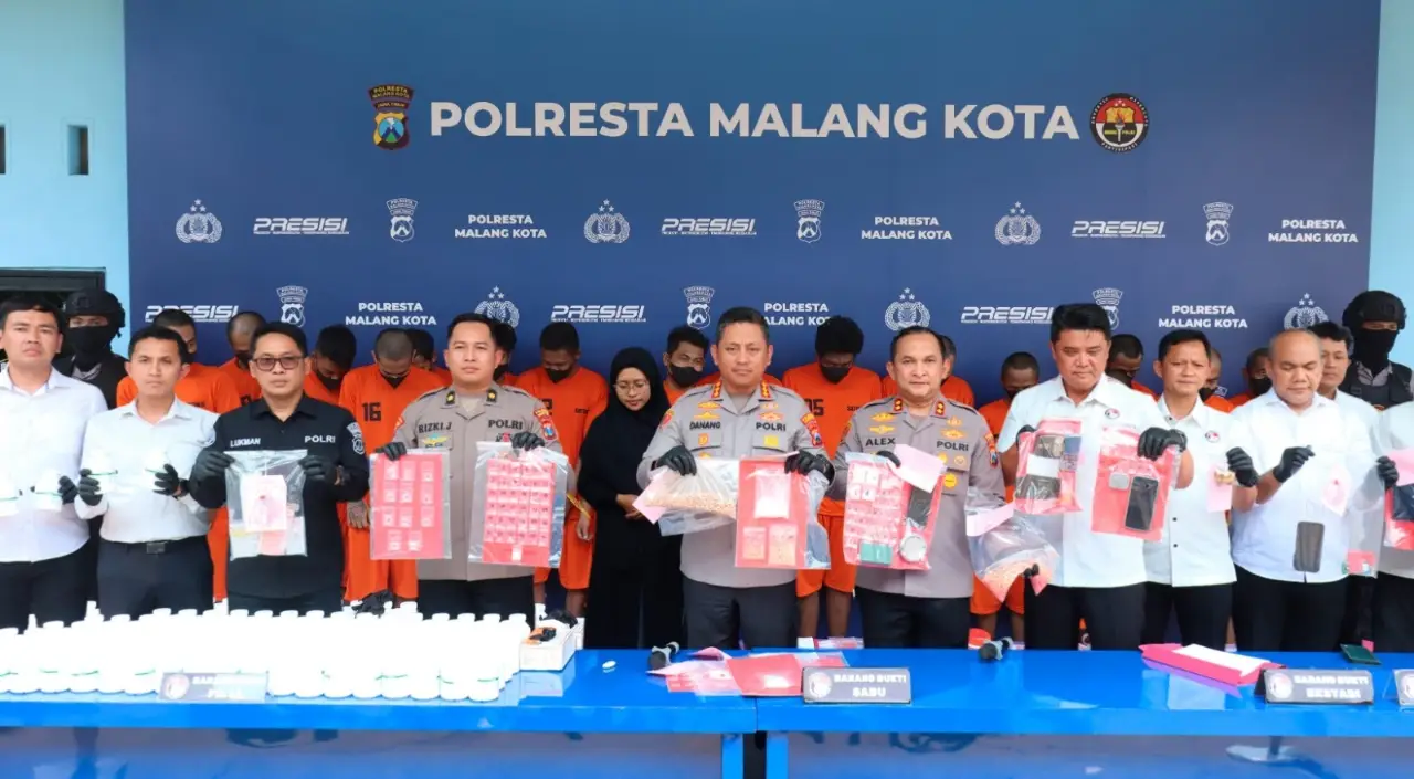 Barang bukti yang ditampilkan dalam konferensi pers di Mapolresta Malang Kota.