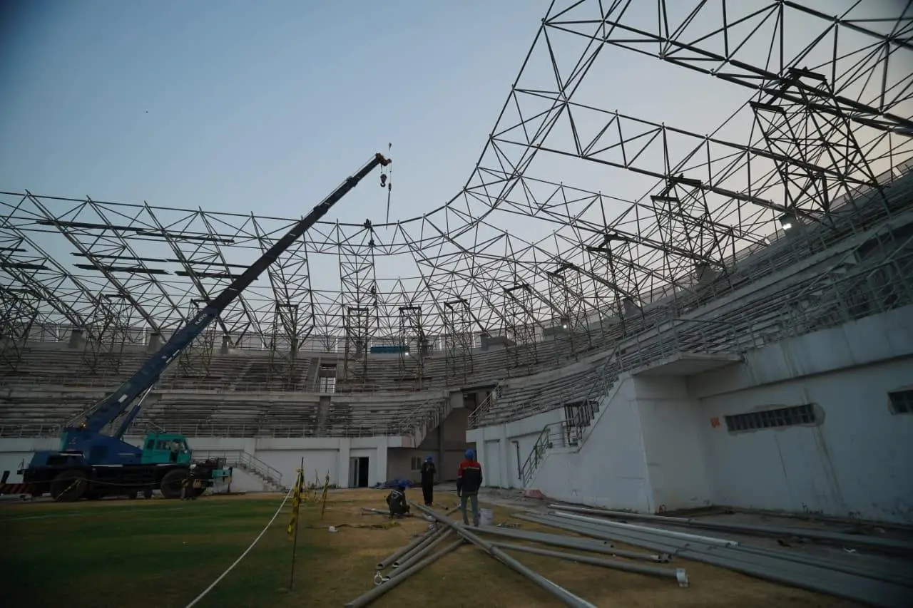 Para pekerja saat melakukan pekerjaan pemasangan konstruksi rangka atap stadion. (Ist).