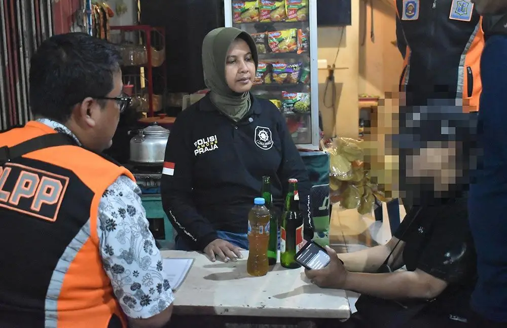Respons Laporan Warga, Satpol PP Surabaya Amankan Warkop Penjual Miras dan Buka Karaoke Bising