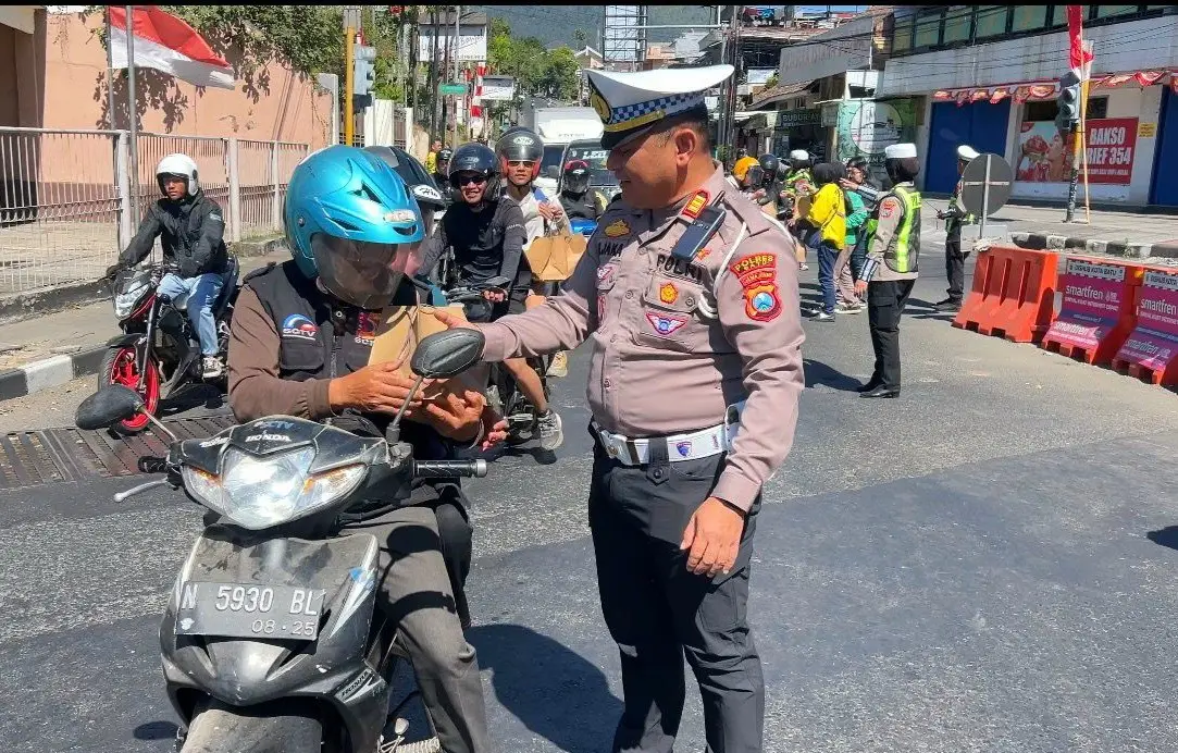 Kasatlantas Polres Batu, AKP Matheus Jaka Iswantara, memberikan paket sembako pada ojol 