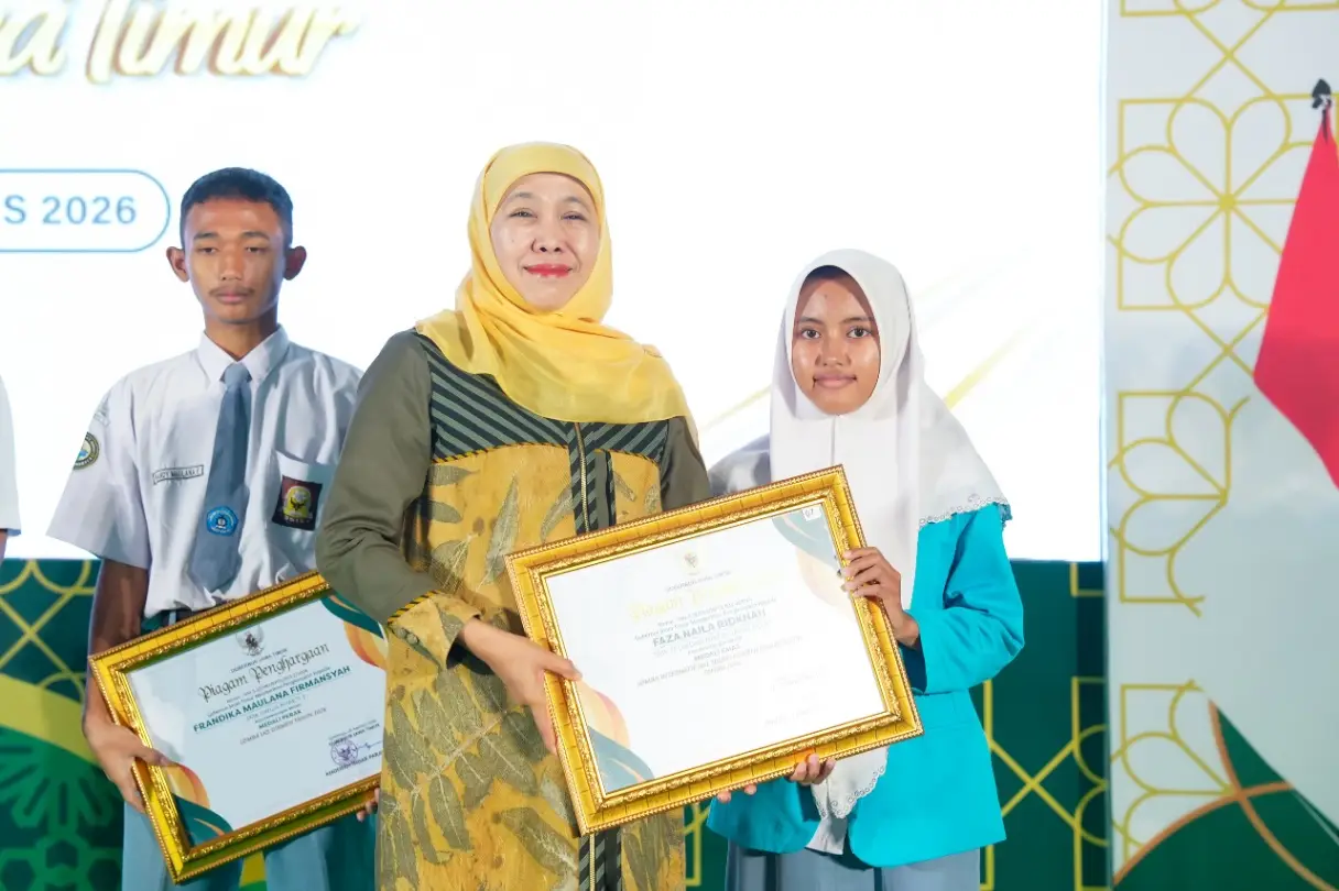 Gubernur Khofifah Bagikan Bantuan Pendidikan Rp112 Juta untuk 112 Murid di Jombang