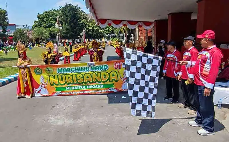 Perdana di Jatim, Parade Drumband MI se-Kabupaten Kediri Meriahkan HUT ke-81 RI