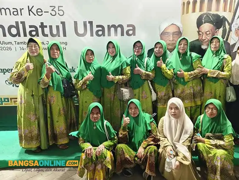 Rombongan Muslimat Asal Kandangan Kediri tiba di lokasi Muktamar. Foto: Bangsaonline.