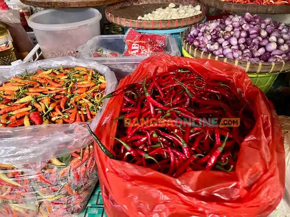Fluktuasi Harga Sembako Surabaya Hari Ini: Cabai Keriting Meroket, Daging Ayam Kampung Anjlok