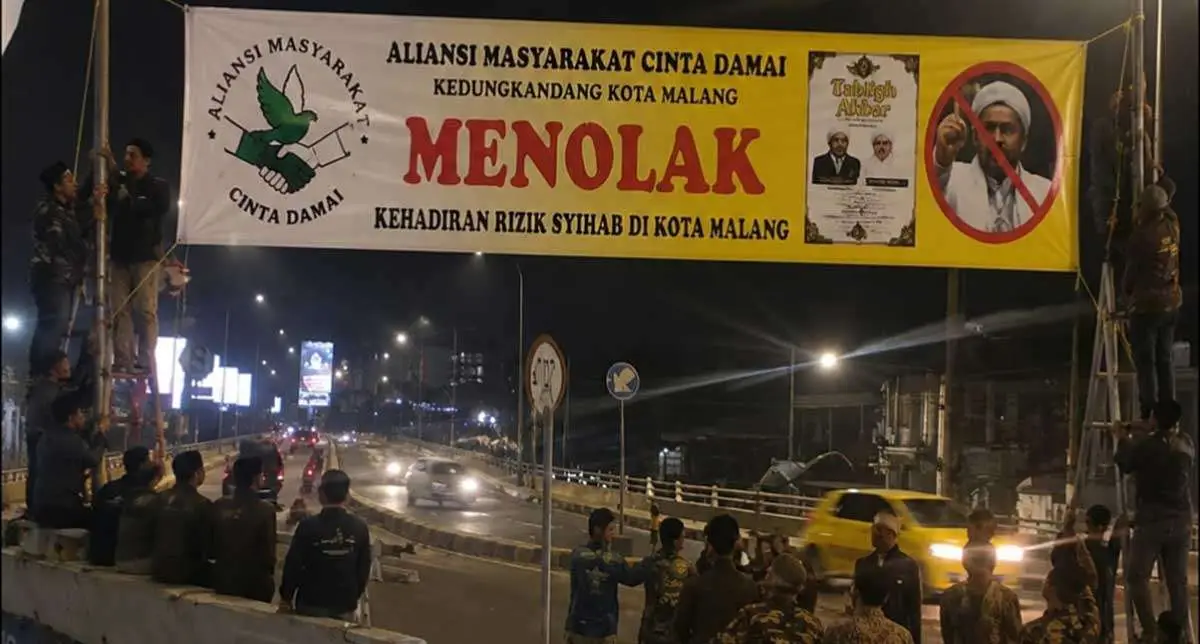 Aliansi Cinta Damai Pasang Banner Tolak Kehadiran Habib Rizieq