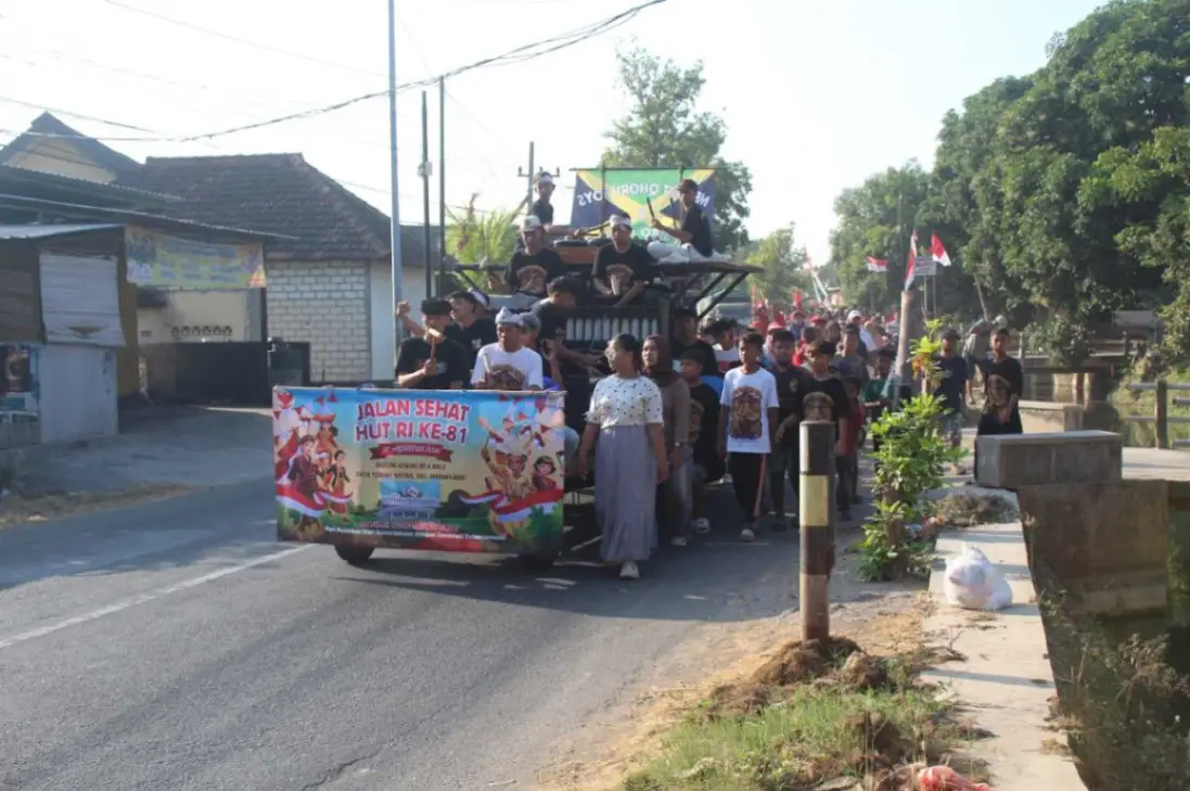 Jalan Sehat Bersama warga RT :4 RW:2 Dusun Juwiri, Desa Tuwiri Wetan, Kecamatan Merakurak. Foto: Achmad Choirudin/BANGSAONLINE