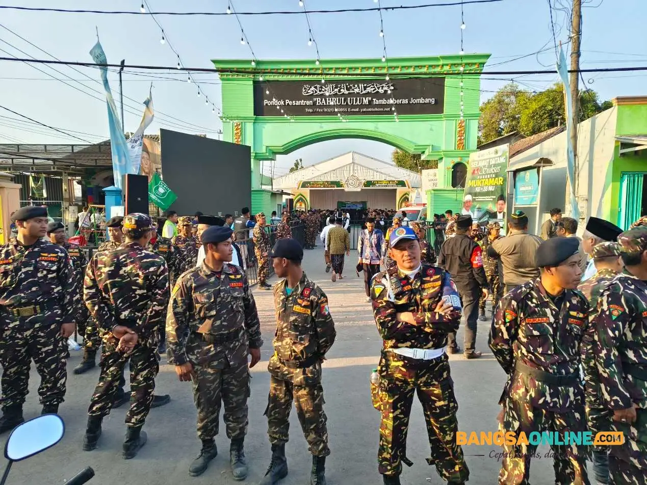 Situasi di luar Gedung Serba Guna (GSG) Pondok Pesantren Bahrul Ulum Tambakberas, Dijaga Ketat oleh Tim Keamanan. Foto: Rafli Fajri/BANGSAONLINE