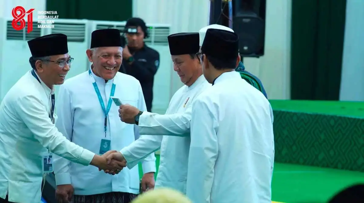 Presiden Prabowo ketika menerima Kartu Anggota Nahdlatul Ulama (KartaNU) saat menghadiri penutupan Muktamar ke-35 NU. Foto: Tangkapan layar biro pers kepresidenan
