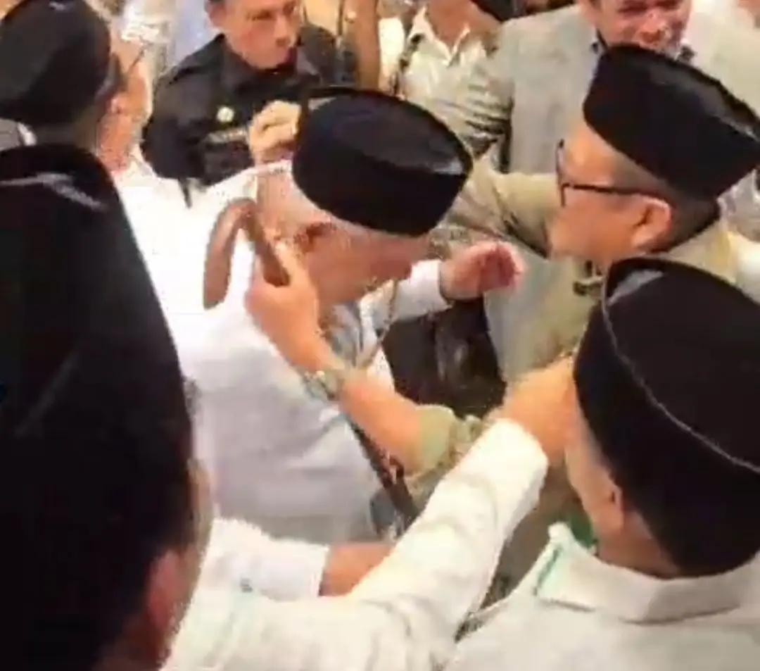 Gus Riza Yusuf Serahkan Tasbih dan Tongkat Hadratussyaikh kepada Gus Kikin