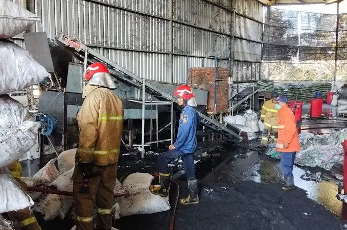 Gudang Arang di Manyar Terbakar, Damkar Gresik Catat 114 Kebakaran Selama Agustus 2026