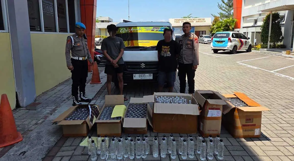 Polres Gresik Amankan 439 Botol Arak Bali di Kebomas