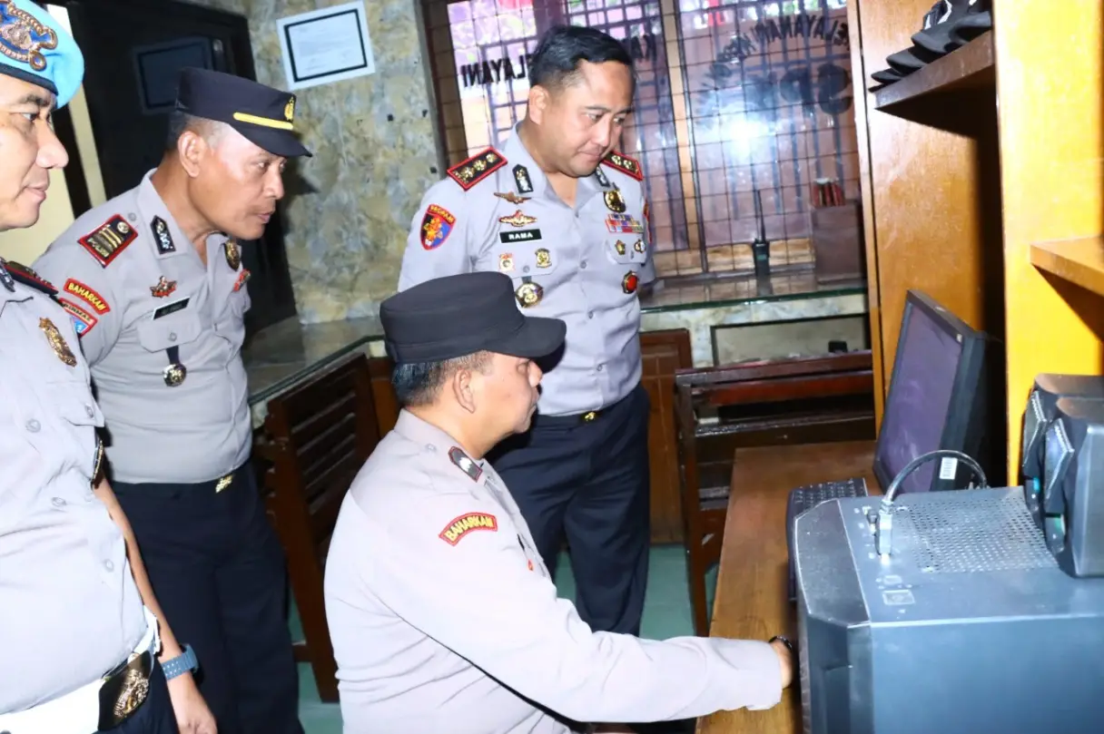 Kapolres Gresik Cek Layanan Polsek Jajaran, Tekankan Disiplin dan Integritas Anggota