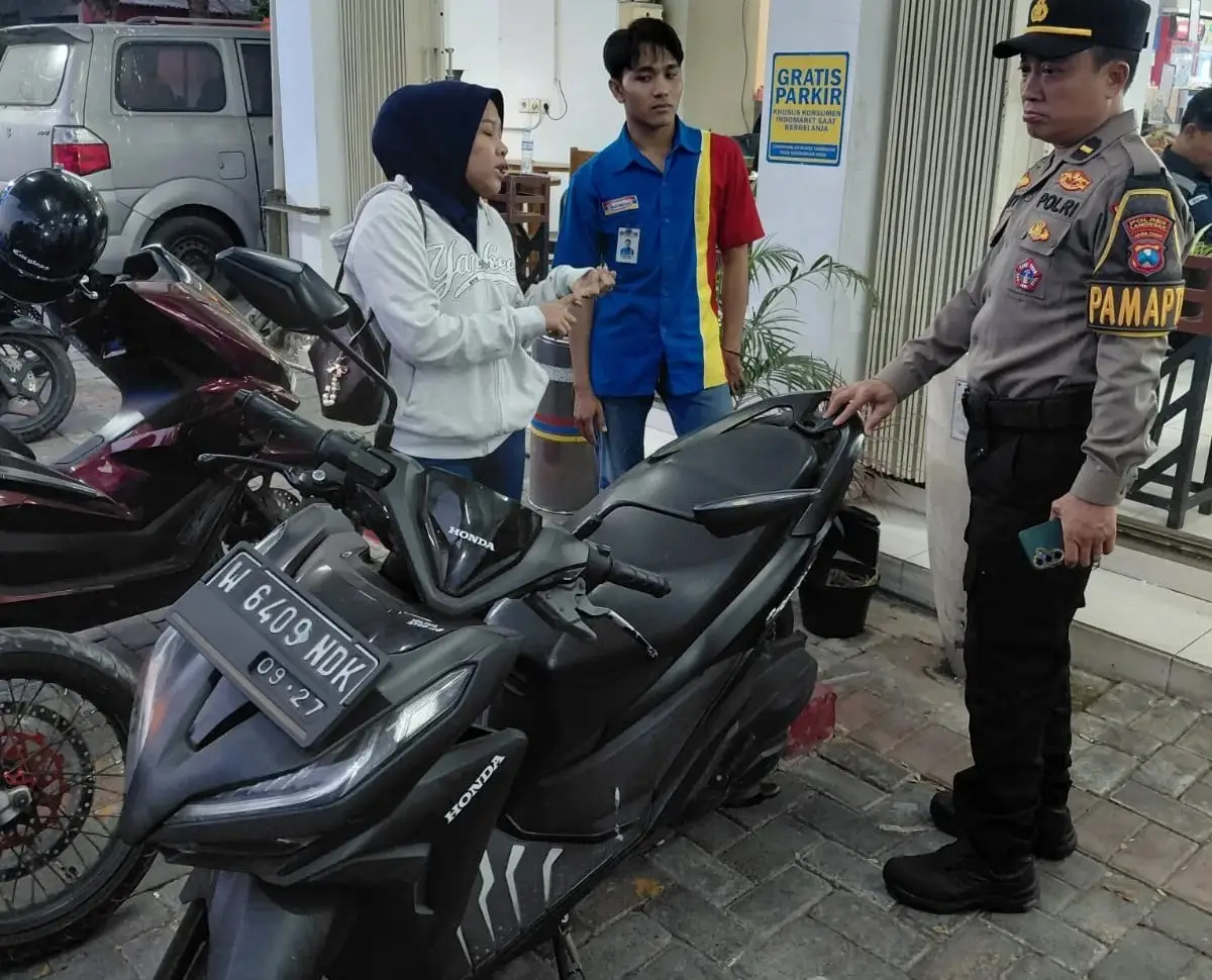 Motor Misterius 3 Hari di Parkiran Minimarket Lamongan Dilaporkan via Call Center 110