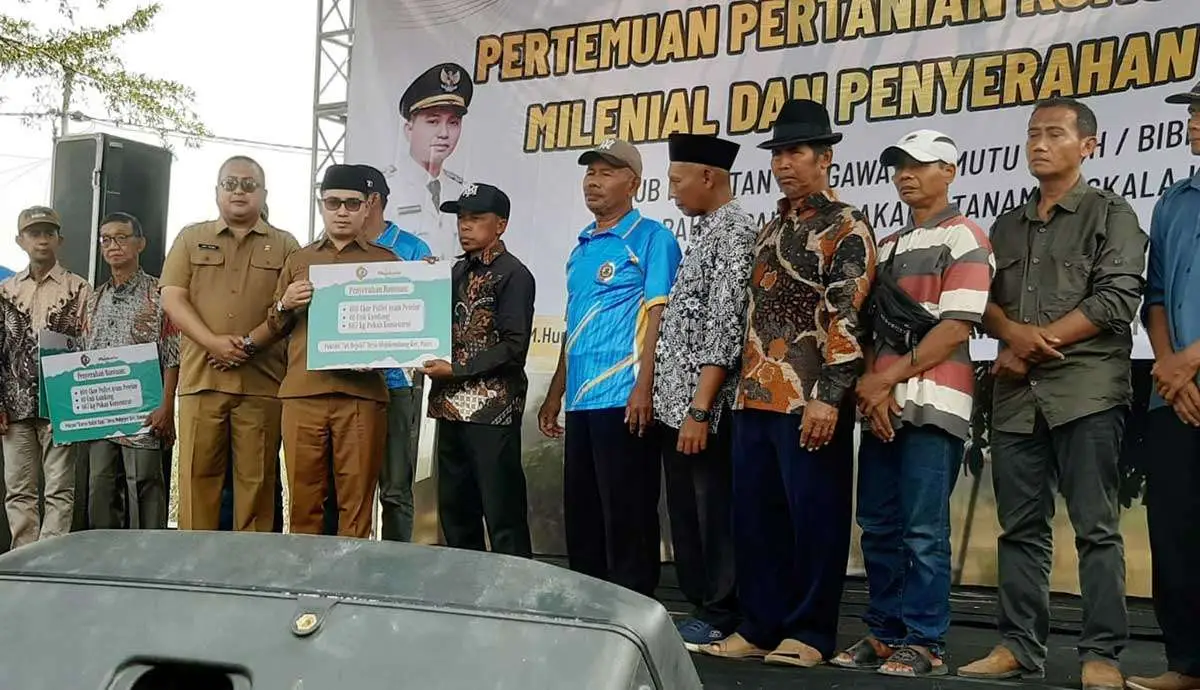 Bupati Mojokerto Serahkan Bantuan Pertanian ke 18 Kelompok Tani