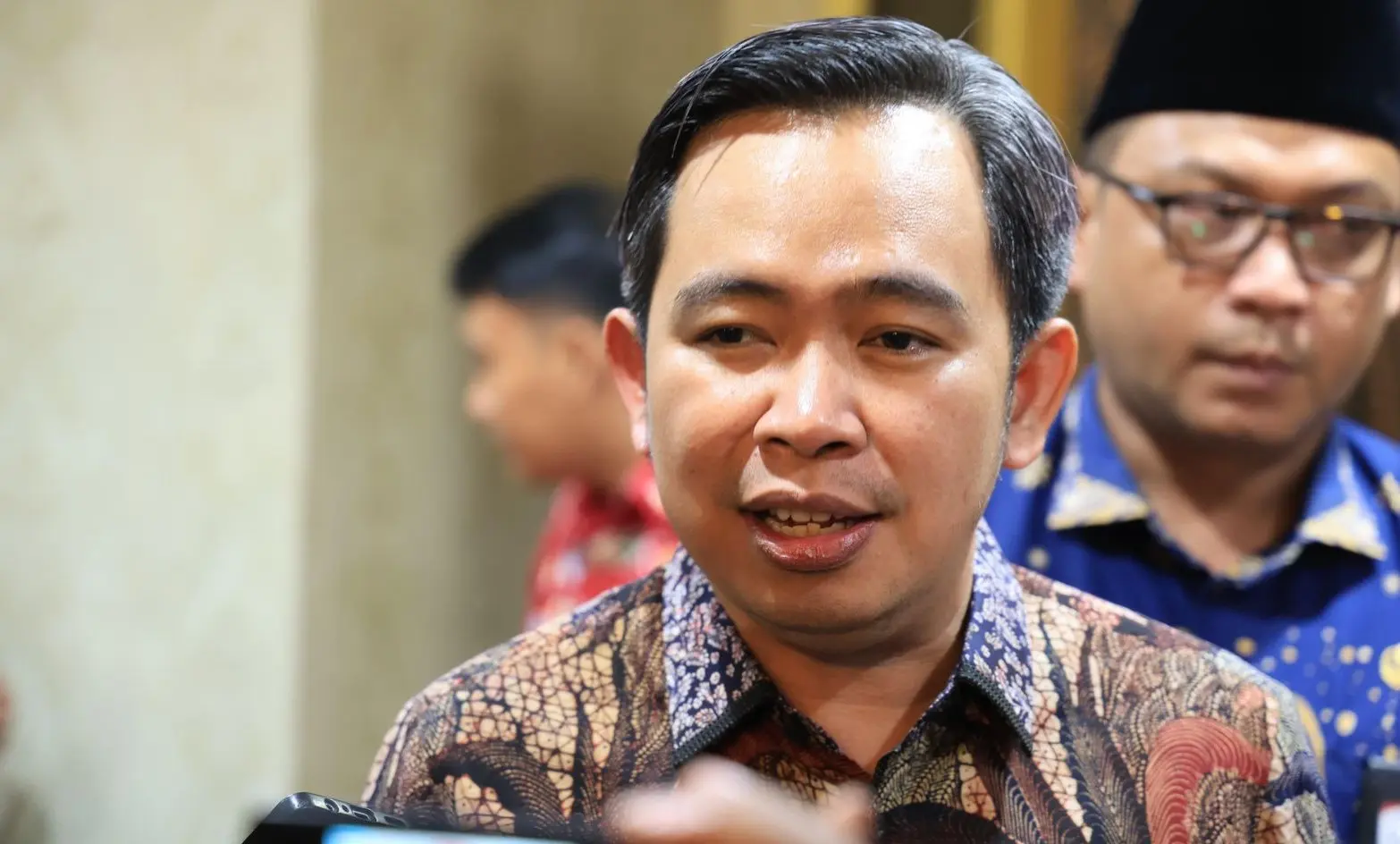 Bupati Jember saat menjawab pertanyaan awak media.