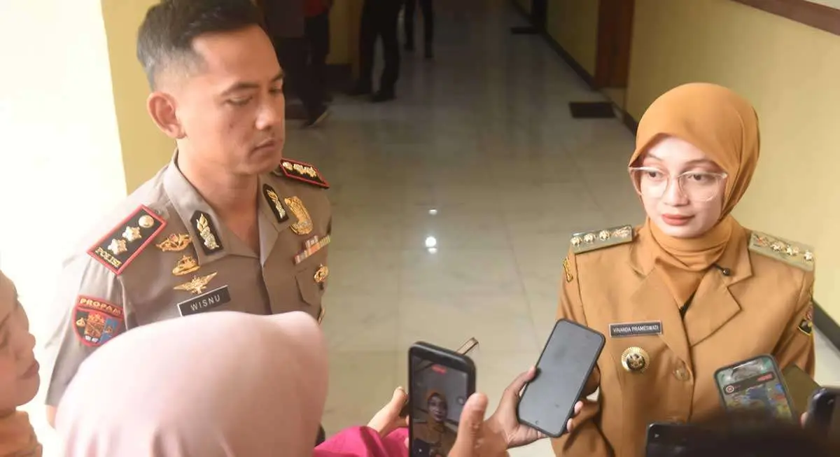 Wali Kota Kediri bersama Kapolres Kediri Kota saat pemaparan terkait kasus dugaan kekerasan seksual terhadap anak.