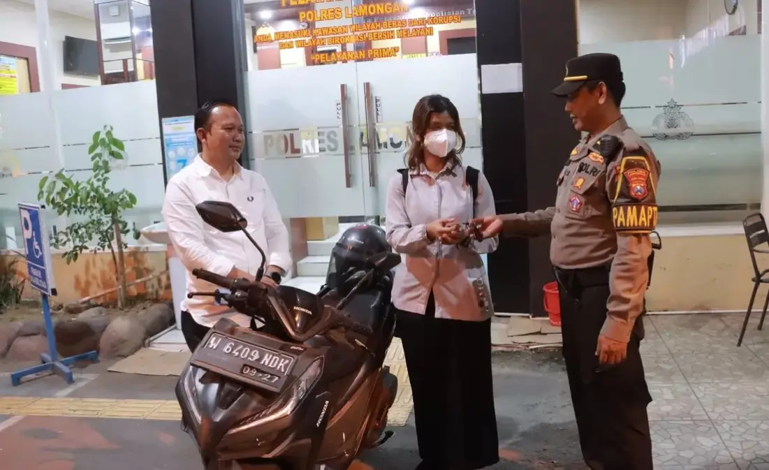 Proses serah terima motor milik mahasiswi yang sempat terparkir di halaman minimarket selama 3 hari