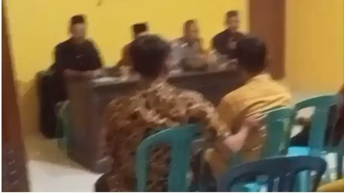 Warga saat mendatangi balai desa