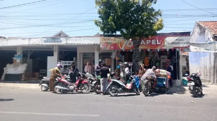 Antrean warga di salah satu toko kelontong di Sampang untuk membeli bensin eceran
