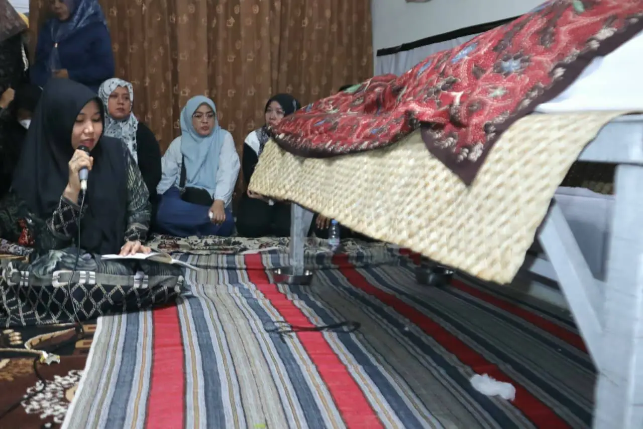 Lia Istifhama saat membacakan doa dan tahlil di depan jenazah sang kakak. Foto: Ist.