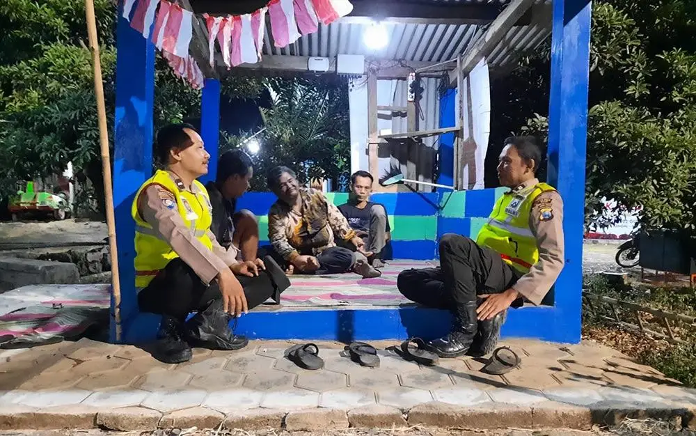 Anggota Polsek Kendal saat melakukan kunjungan ke poskamling.