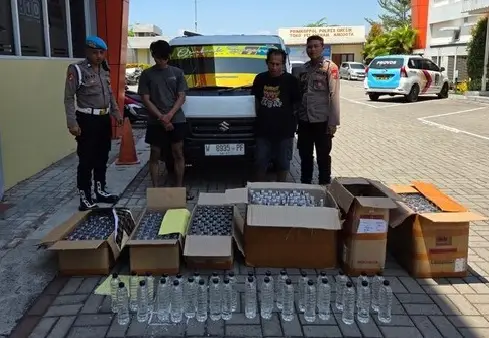 Pasok Miras ke Warung Pangku Gresik, Dua Pria Diciduk Bawa 450 Botol Arak Bali