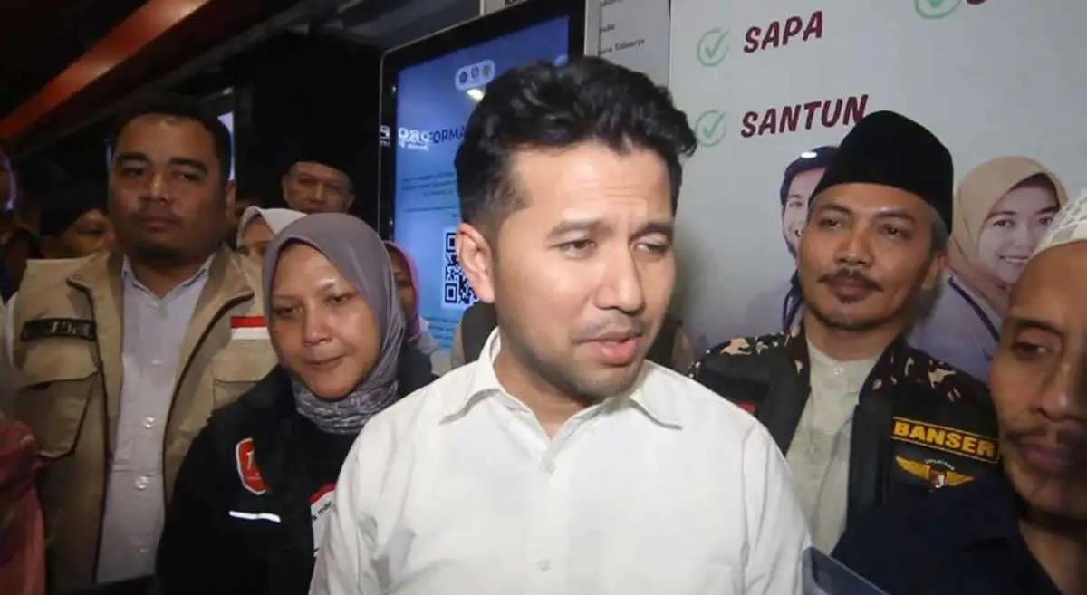 Wagub Jatim sekaligus Ketua Satgas MBG Jatim, Emil Elestianto Dardak, saat menjawab pertanyaan awak media terkait temuan kasus di Sidoarjo.